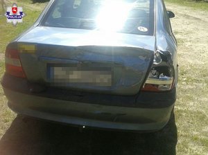 Uszkodzony tył samochodu marki Opel Vectra