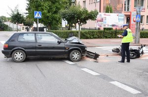 samochód, motocykl i policjant na miejscu wypadku