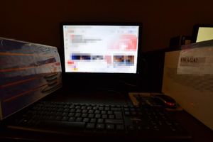 monitor komputerowy i klawiatura do nielegalnych gier hazardowych