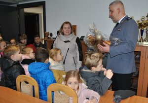 opiekunka z dziećmi z przedszkola i Komendant Powiatowy Policji w Łukowie nadkomisarz Leszek Misiak