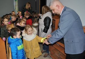 przedszkolaki  i Komendant Powiatowy Policji w Łukowie nadkomisarz Leszek Misiak