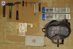 narzędzia, tablice rejestracyjne, monety, worek i plecak