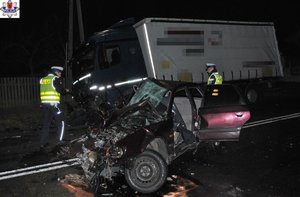policjanci i uszkodzone samochody na miejscu wypadku