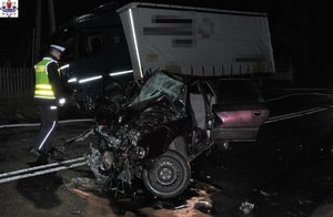 policjant i uszkodzone samochody na miejscu wypadku