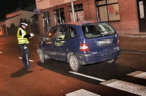 policjant i samochód renault na miejscu wypadku