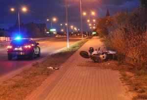 radiowóz i motocykla na miejscu wypadku