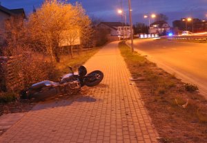 uszkodzony motocykl na miejscu wypadku