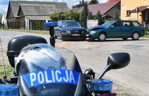 policyjny motocykl i samochody audi na miejscu zdarzenia drogowego