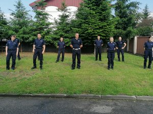 policjanci stojący na trawniku