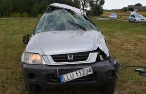 uszkodzony samochód marki Honda CRV i radiowozy