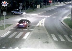 samochód zjeżdżający rondem lewym pasem jezdni, w tle widać stojący radiowóz