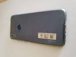 zdjęcie tyłu telefonu komórkowego marki Honor- model nieznany