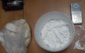 foliowe woreczki i plastikowe wiaderko z zabezpieczoną amfetaminą