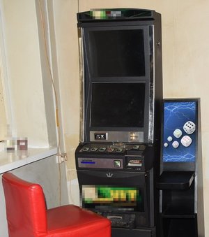 automat do gier hazardowych i stojący przy nim fotel