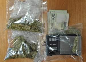 woreczki foliowe z marihuaną, elektroniczna waga i banknoty