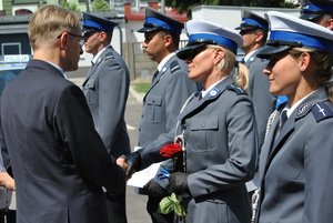 Starosta Łukowski wręcza róże policjantce