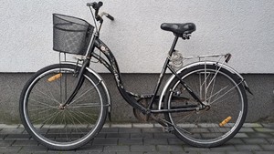 czarny rower typu damka marki Folta