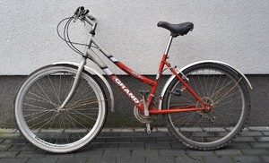 srebrno-czerwony rower Grand