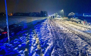 miejsce wypadku drogowego, zaśnieżona droga iuszkodzone samochody stojące w rowie